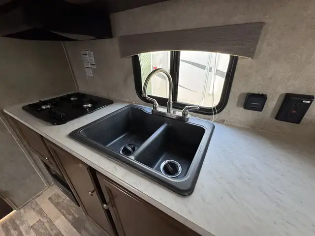 2019 ,Coachmen RV,Viking 21FQS in Travel Trailers & Campers in Kamloops - Image 10