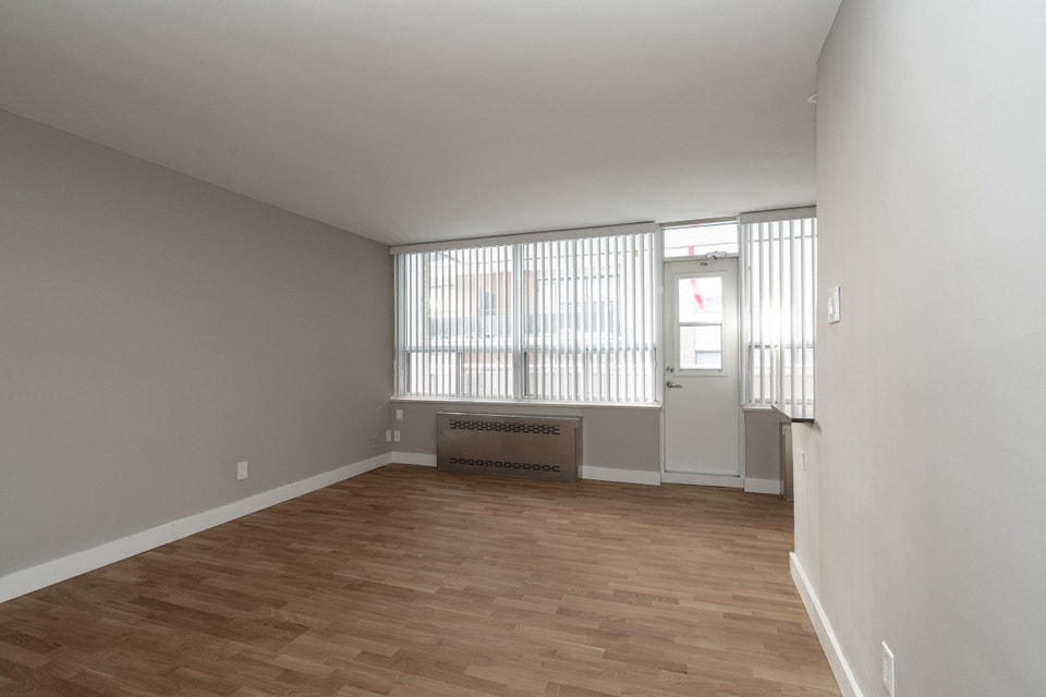 Renovated one bedroom, King and Jameson - ID 405 4