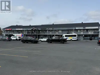 Prime Commercial Lease Opportunity at Maplewood Plaza!Position your business for success in this wel...