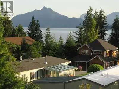 Discover this charming home nestled in the sunny & scenic seaside community of Britannia Beach. Rece...