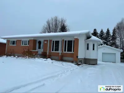 Maison bungalow bien entretenue avec garage indépendant à vendre à Amos. Elle comprend 5 chambres à...