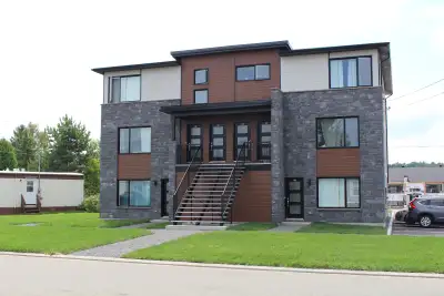 Condo à louer situé dans le secteur de Pont-Rouge avec PISCINE CREUSÉE. Disponibilité immédiate. Gra...