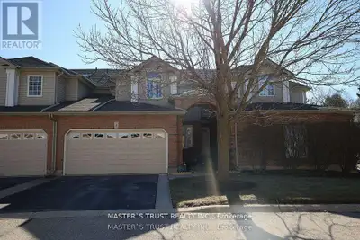 This well cared for luxurious 1493 square ft townhome sits in the gorgeous neighborhood friendly Bar...