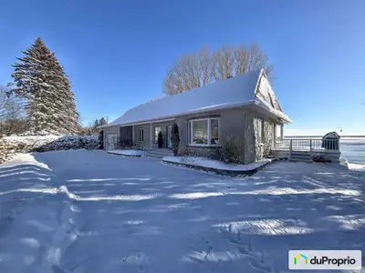 Propriété située en bordure du fleuve Saint-Laurent sur un terrain de plus de 30 000 pi². Entièremen...