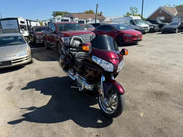 2007 Honda Gold Wing LOW KMS, MINT CONDITION, 1 OWNER, NO ACCIDE in Sport Touring in London - Image 8