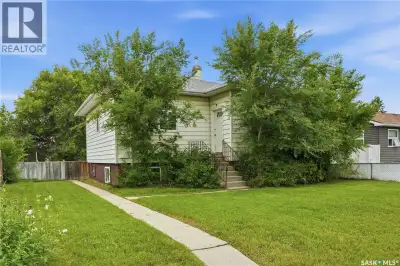 Welcome to 209 Avenue T North located in the established neighbourhood of Mount Royal. This solid ra...