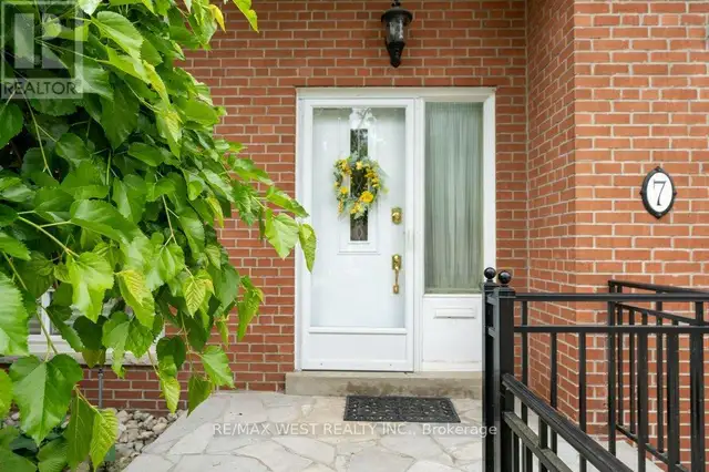 7 KEYWELL COURT Toronto (Stonegate-Queensway), Ontario62864756205058121