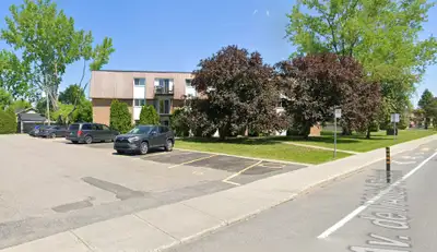 3 1/2 spacieux à louer. Immeuble de dix huit logements très bien entretenu & tranquille, situé dans...