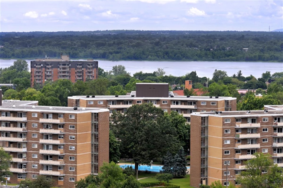 2 Bedroom Apartment in Ottawa West for October or December 4