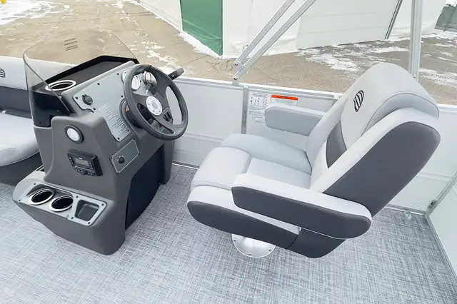 2026 Sun Tracker Party Barge 16 DLX Pontoon boat in Powerboats & Motorboats in Winnipeg - Image 22