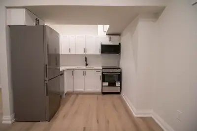This newly renovated bachelor apartment in Welland offers a bright and modern living space, ideal fo...