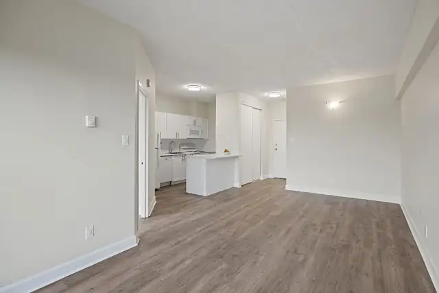 Peterborough 1 Bedroom Deluxe, 1 Bathroom Apartment for Rent: in Long Term Rentals in Peterborough - Image 11