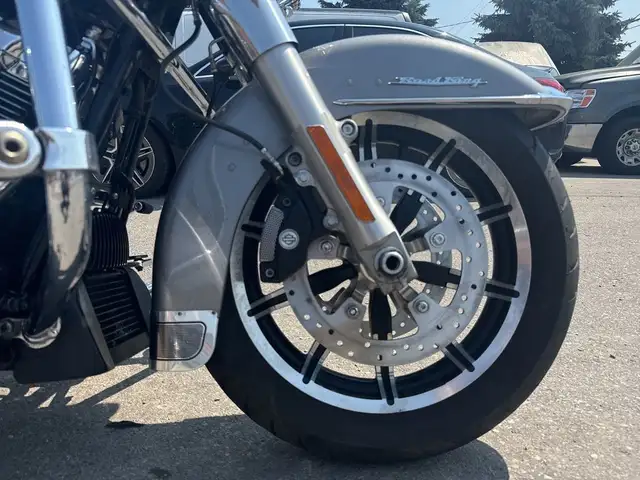 2017 Harley-Davidson Road King ~ VANCE & HINES ~ CANADIAN ~ 107C in Sport Touring in City of Toronto - Image 10