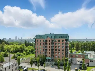 Prestigious two-level penthouse with breathtaking views! This bright unit offers 2 bedrooms and 2 ba...