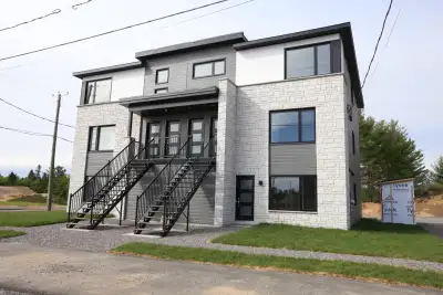 Condo à louer situé à proximité immédiate des services à Pont-Rouge. Grand Condo à aire ouverte, 2 c...