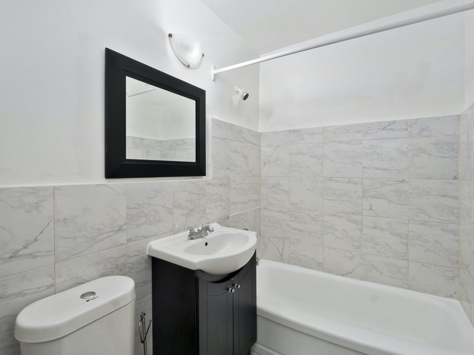 Dawes Apartments - Renovated 1 Bedroom Apartment for Rent 3