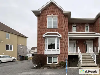 Magnifique condo sur deux étages comprenant trois chambres à l'étage, une salle de bain rénovée en 2...