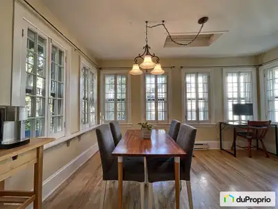 Idéalement localisé dans le secteur convoité du Vieux-Aylmer, ce charmant duplex convient autant aux...