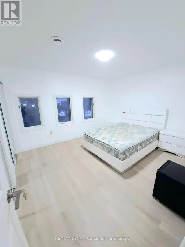 ROOM D - 4699 MONTROSE ROAD Niagara Falls, Ontario in Long Term Rentals in St. Catharines - Image 11