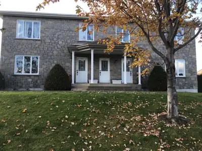 6 1/2 SUR 2 étages à louer pour juillet! Immeuble tranquille, situé près de la Marina de Cap-Rouge s...