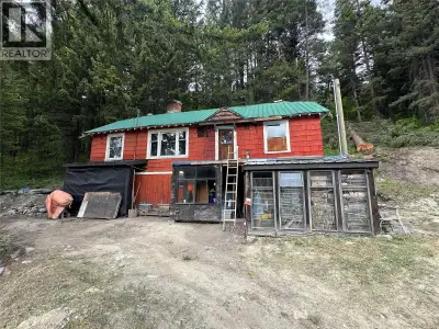 Affordable mountain getaway in historic Bralorne! Set on a large 0.28-acre DUPLEX lot, this recreati...