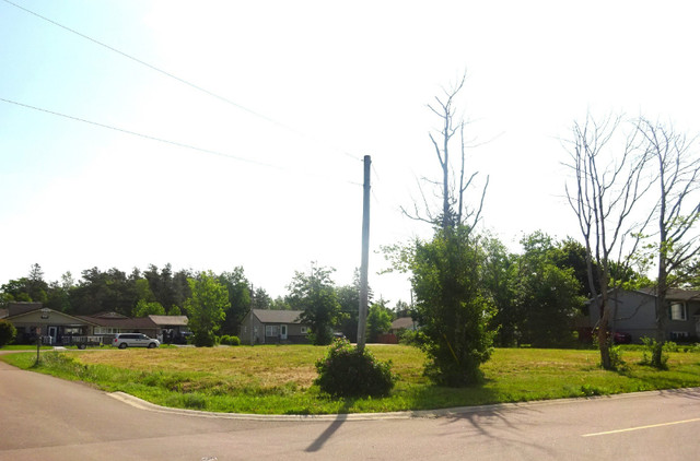 X Large Building Lot! Gallagher St! Partial View of the Water! in Land for Sale in Moncton - Image 2