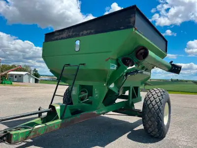 Brent 572 grain cart with 14" corner auger, recent new augers, scale load cells but no display, new...
