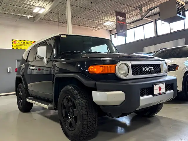 2010 Toyota FJ Cruiser 4WD|V6|AUTOMATIC|LEATHER|ALLOYS|RADIO| in Cars & Trucks in City of Toronto - Image 3