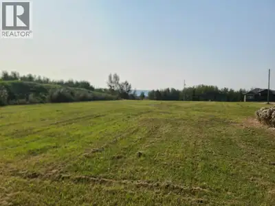 Acreage living at it's finest right within the town limits and close to the West Hill shopping, dini...