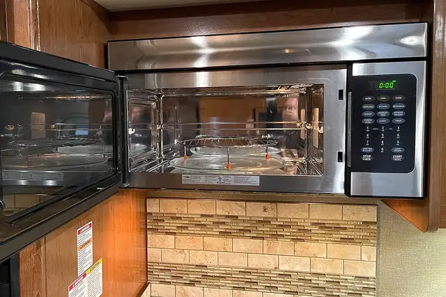 2018 Holiday Rambler Admiral 30U – Pre-Owned Class A Motorhome.  in RVs & Motorhomes in Red Deer - Image 27