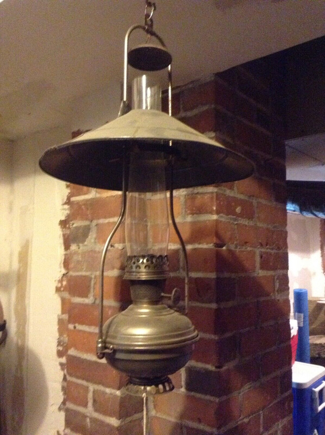 Aladdin oil lamp in Arts & Collectibles in Brantford