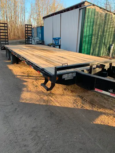26’ tandem dully equipment trailer beaver tail and ramps