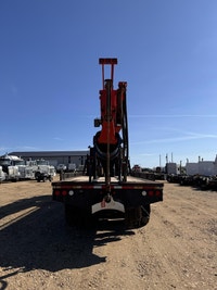 LOW LOW HRS! 2015 Kenworth T800 Tri Drive with Terex General 65 Telelect Digger Derrick Helical Scre... (image 3)