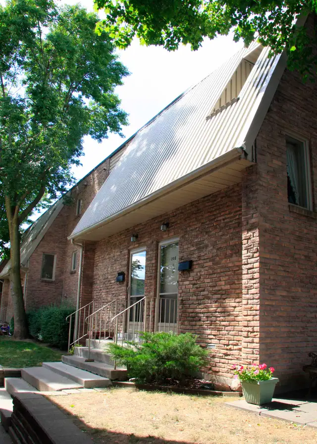 Three Bedroom Townhouse for Rent in Oshawa. GREAT LOCATION in Long Term Rentals in Oshawa / Durham Region - Image 15