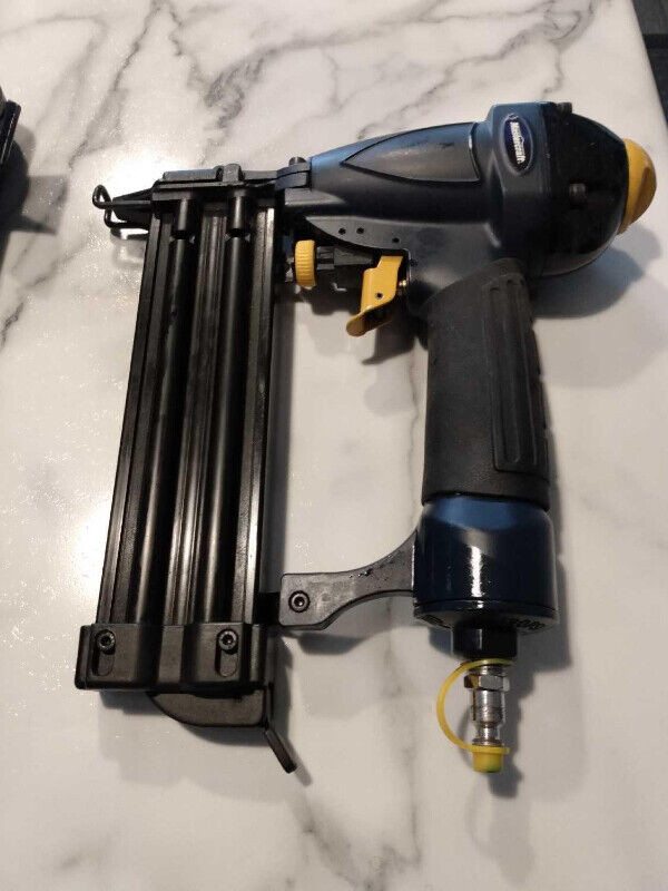 MASTERCRAFT AIR POWERED BRAD NAILER WITH HARD CASE in Power Tools in Oakville / Halton Region - Image 4
