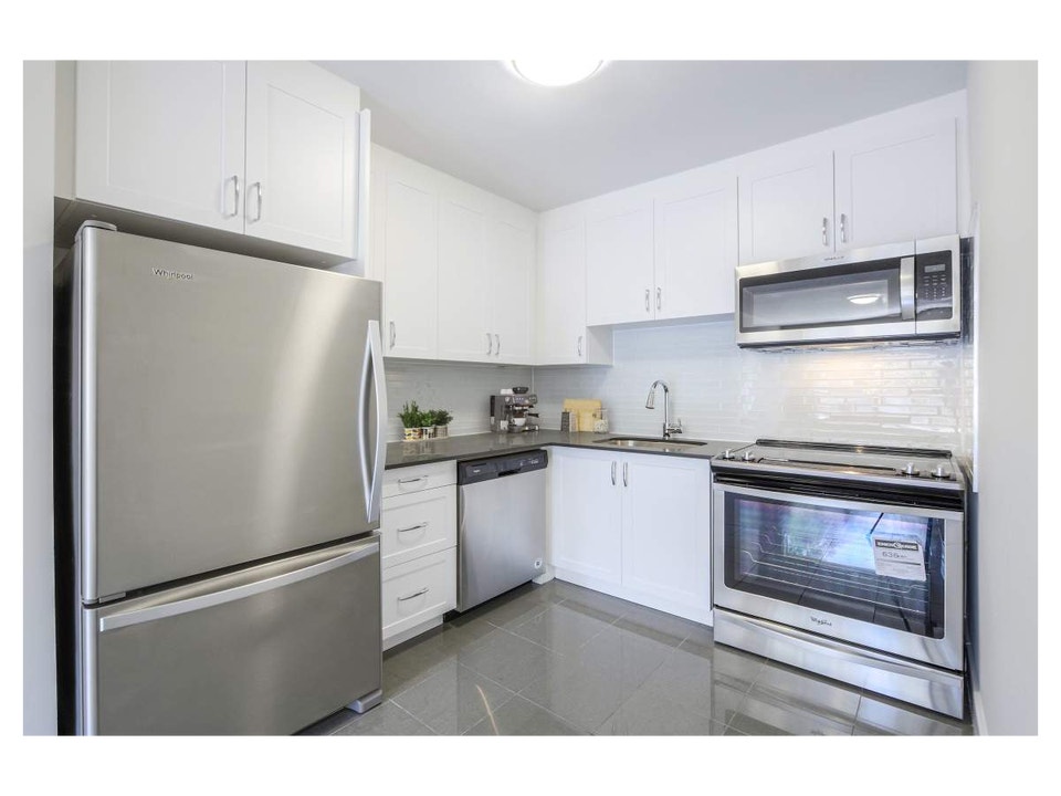 2 Bedroom Apartment for Rent - 90 James Street 3
