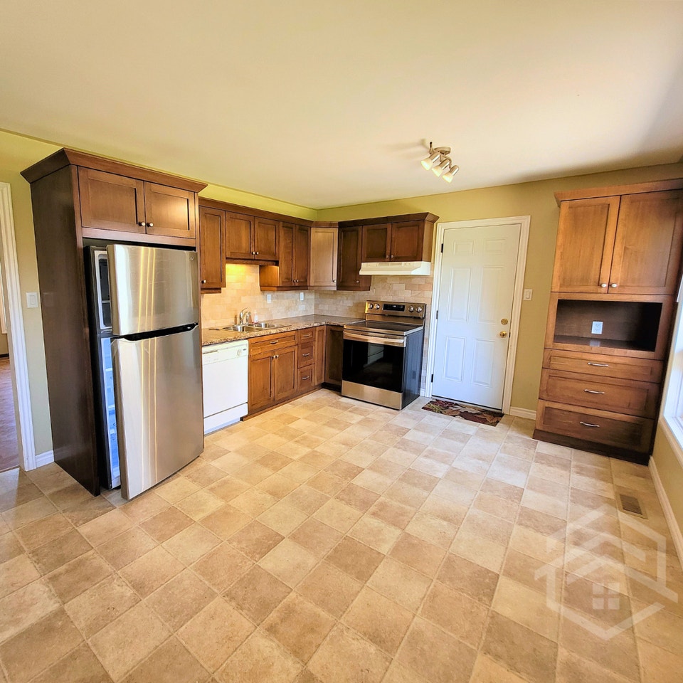3-Bedroom Home in a Beautiful Neighbourhood! 2