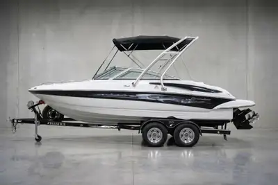 JCT3728C808 Équipé d’un moteur MerCruiser 5.0L V8 Bravo 3 � double hélice. Ce bowrider de 21 pieds o...