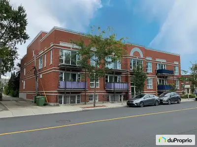 Condo présentement en reconstruction, entièrement neuf. Suite à un incendie survenu sur le toit de l...