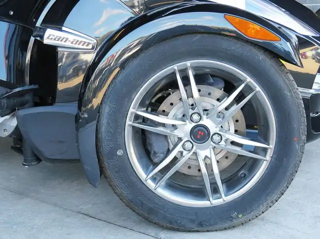 2011 Can-Am Spyder Roadster RT-Limited in Sport Touring in Cambridge - Image 10