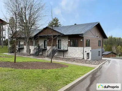 Cette maison en rangée de style condominium, sur deux étages avec garage, incarne un luxe raffiné gr...