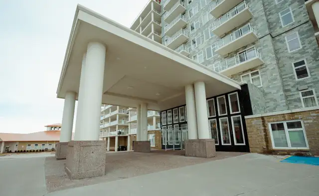 Beautiful 2 bedm + den Clayton Park West September 1st