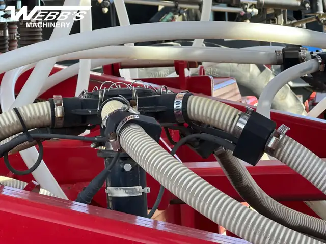 2022 Bourgault 3330-66HF/L9950  Air Seeder & Tank in Farming Equipment in Fort St. John - Image 38