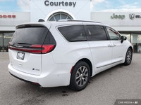 This 2023 Chrysler Pacifica Hybrid Pinnacle boasts a luxurious Black w/Black & Caramel leather inter... (image 4)
