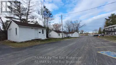 Bachelor cottage (no bedroom) with kitchenette featuring a 2 burner cooktop and fridge. The 3 piece...