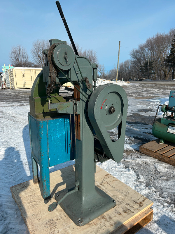 Riveteuse Corgo dans Autres équipements commerciaux et industriels  à Drummondville