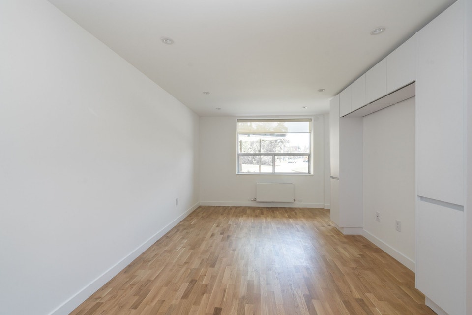 renovated two bedroom, eglinton and dvp - ID 895 3