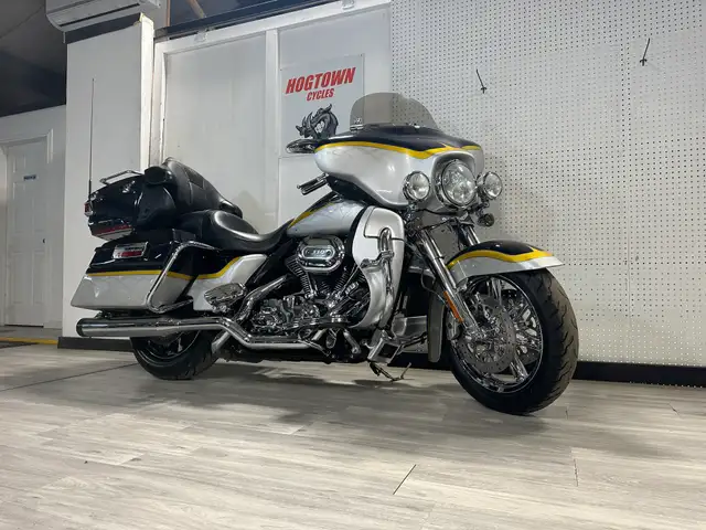 2012 Harley-Davidson CVO ULTRA LIMITED in Other in London - Image 2