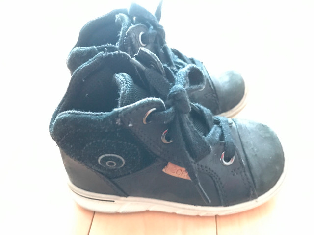 Chaussures pour bébé (taille 22 EU ou 6 USA) dans Vêtements - 12 à 18 mois  à Ville de Montréal