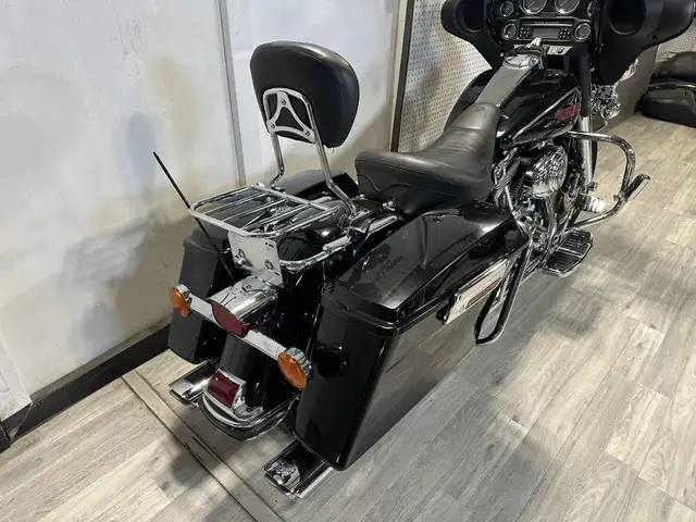 2007 Harley-Davidson Touring ELECTRA GLIDE CLASSIC in Street, Cruisers & Choppers in London - Image 14